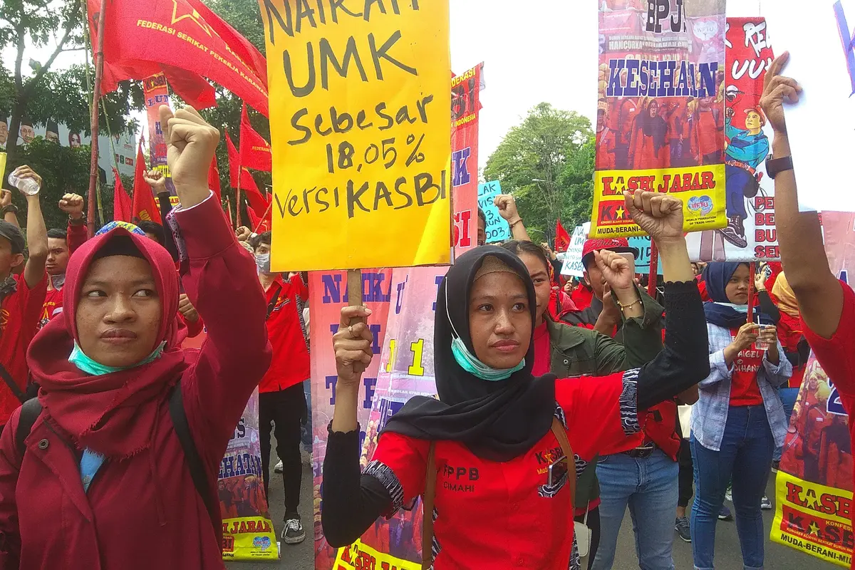 Buruh dari Konfederasi Aksi Serikat Buruh Indonesia (KASBI) berunjuk rasa mendesak Gubernur Ridwan Kamil agar segera menetapkan besaran upah minimum kota (UMK) tahun 2020, Bandung, Rabu, 20 November 2019. (Lipuan6.com/Arie Nugraha)