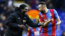 Kegembiraan pemain Crystal Palace, Emmanuel Adebayor dan Damien Delaney, usai menaklukan Tottenham. Spurs merupakan mantan tim dari Adebayor sebelum dibuang ke Palace. (Reuters/Darren Staples)