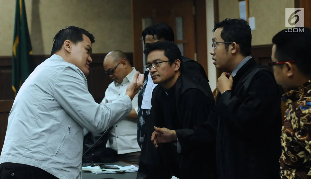 Terdakwa kasus dugaan korupsi e-KTP, Andi Agustinus alias Andi Narogong (kiri) berbincang dengan kuasa hukumnya saat sidang tuntutan di Pengadilan Tipikor, Jakarta, Kamis (7/12). Andi Narogong dituntut hukuman 8 tahun. (Liputan6.com/Helmi Fithriansyah)