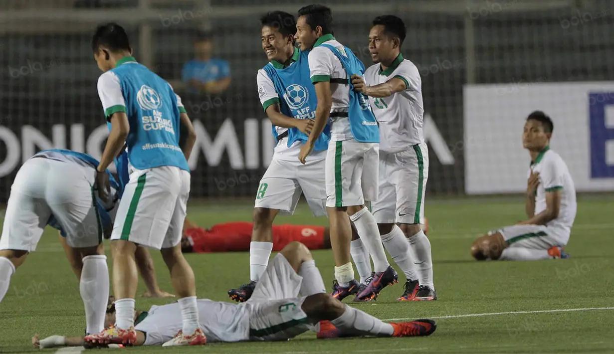 Suasana suka cita Timnas Indonesia usai memastikan diri lolos ke babak semifinal Piala AFF 2016 setelah menaklukkan Singapura di Filipina, Jumat (25/11/2016). (Bola.com/Nicklas Hanoatubun)