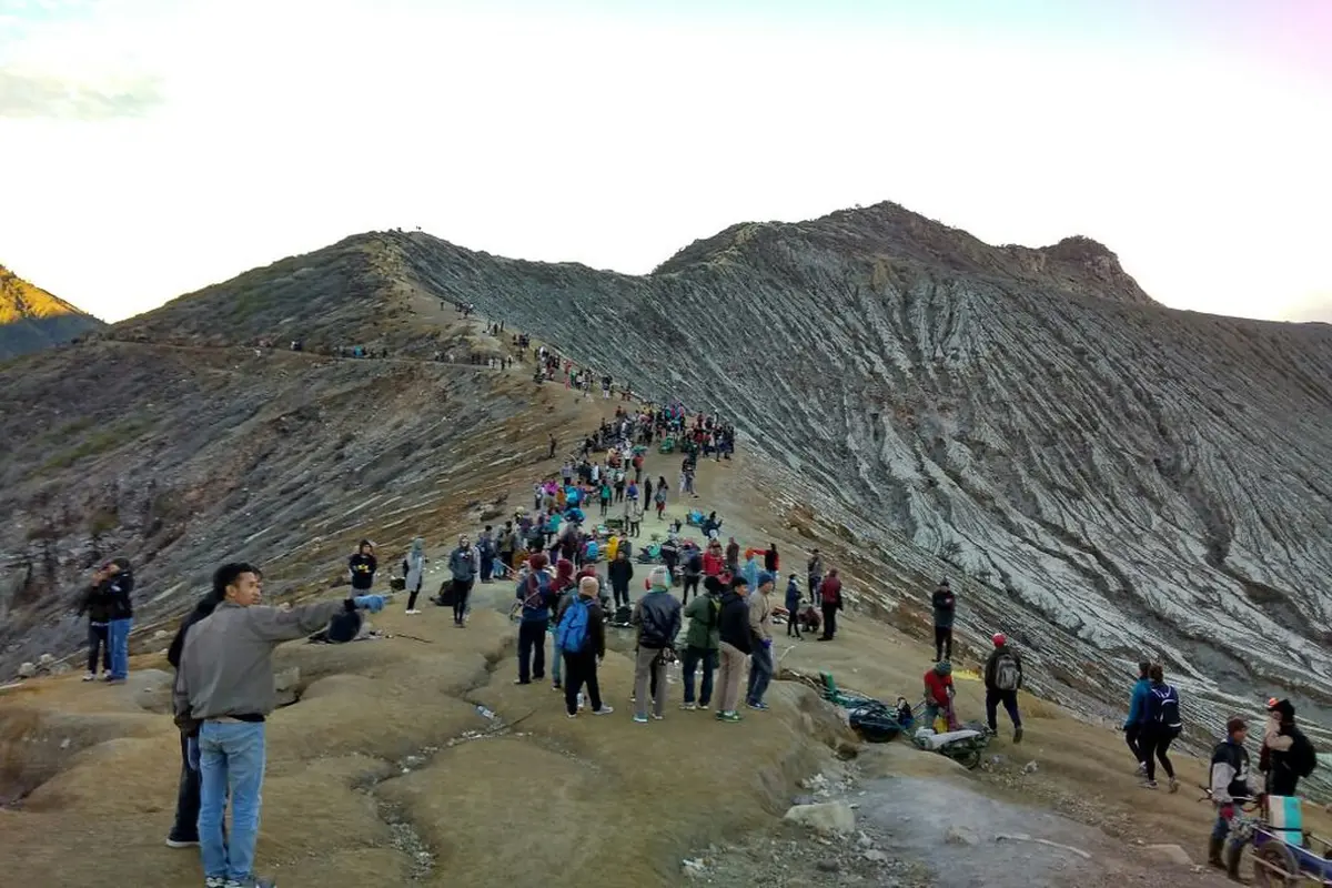 Para wisatawan sedang menikmati indahnya kawah ijen Banyuwangi (Istimewa)