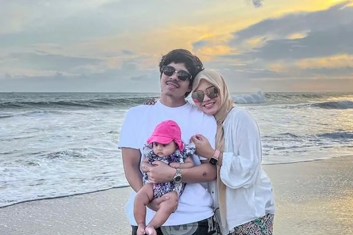 6 Potret Gaya Kompak Atta Halilintar dan Aurel Hermansyah Liburan di Bali, Perdana Ajak Ameena ke Pantai