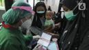 Petugas memberikan kartu vaksinasi kepada ibu hamil setelah disuntik vaksin covid-19 Sinovac di Puskesmas Jagakarsa II, Jakarta Selatan, Kamis (19/08/2021). Sudah dari pekan lalu sejumlah Puskesmas di DKI membuka vaksinasi covid-19 bagi ibu hamil. (merdeka.com/Arie Basuki)