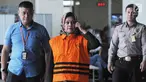 Anggota DPRD Sumatera Utara periode 2009-2014 dari Partai Golkar, Helmiati mengenakan rompi tahanan usai menjalani pemeriksaan di gedung KPK, Jakarta, Senin (9/7). Helmiati resmi ditahan untuk mempermudah pemeriksaan. (Merdeka.com/Dwi Narwoko)