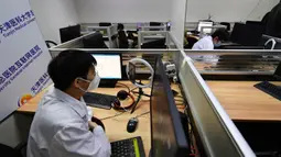 Petugas medis Rumah Sakit Umum Universitas Kedokteran Tianjin melakukan pemeriksaan daring via ponsel di Tianjin, 3 Maret 2020. RS itu meluncurkan pemeriksaan dan pemberian resep secara daring serta pengiriman obat, untuk membantu mencegah kemungkinan infeksi silang virus corona. (Xinhua/Li Ran)