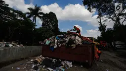 Petugas kebersihan membersihkan tumpukan sampah Tahun Baru 2018 di Monas, Jakarta, Senin (1/1). Kepala Dinas Lingkungan Hidup (LH) DKI Jakarta, Isnawa Adji mengatakan adanya peningkatan jumlah sampah pada tahun ini. (Liputan6.com/Faizal Fanani)
