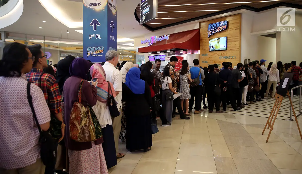 Sejumlah orang mengantre untuk mengikuti acara 4th Congress of Indonesian Diaspora di Kota Kasablanka, Jakarta, Sabtu (1/7). Barack Obama hadir sebagai salah satu pembicara dalam acara tersebut. (Liputan6.com/Johan Tallo)