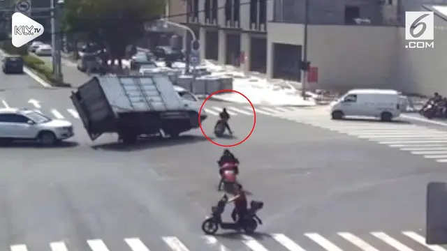 Video ini menunjukkan sebuah truk yang kehilangan kendali, hampir menabrak motor dan sang pengendara motor mampu menghindarinya.