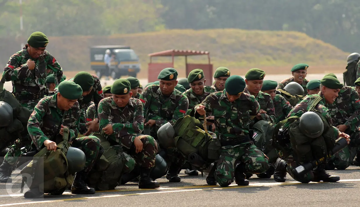 Prajurit Kostrad yang tergabung dalam Satgas Pemadaman Kebakaran Hutan dan Lahan bersiap menuju Sumatera Selatan dari Lanud Halim Perdanakusuma Jakarta, Kamis (22/10/2015). Satgas ini akan bertugas selama dua bulan. (Liputan6.com/Helmi Fithriansyah)