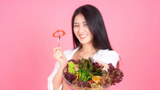 Sering Makan Berlebihan Tanpa Sadar? Coba Pola Makan Mindful Eating agar Tidak Overeating
