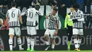 Penyerang Juventus, Paulo Dybala (tengah) melakukan selebrasi dengan rekan setimnya usai mencetak gol tunggal pada lanjutan liga serie A Italia di Juventus Stadium, Turin (24/1/2016). Juventus menang dengan skor 1-0. (AFP PHOTO/GIUSEPPE CACACE)