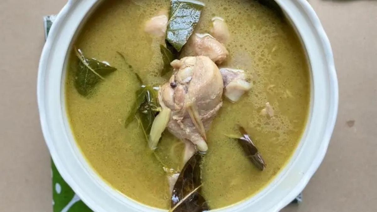 Resep Opor Ayam Daun Kari yang Nikmat Disajikan Saat Lebaran