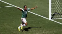 Penyerang Meksiko Giovani Dos Santos merayakan setelah mencetak gol ke gawang Belanda dalam babak 16 besar Piala Dunia 2014. (REUTERS/Mike Blake)