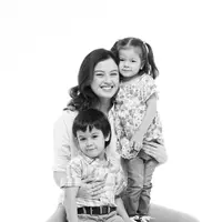 Potret hitam putih yang manis Kimberly Rider bersama kedua anaknya dalam balutan busana semi-formal, memadukannya dengan celana jeans. [Foto: Instagram/blekribe]