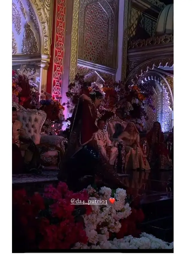 7 Potret Resepsi Putri Isnari dan Abdul Azis dengan Tema BollyWood, Meriah Banget