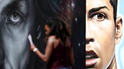 Lukisan striker Portugal, Cristiano Ronaldo (kanan), dipamerkan bersama lukisan pemain top lainnya di depan Balaikota Paris, Prancis, (7/6/2016). (AFP/Kenzo Tribouillard)