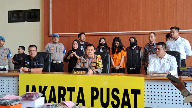 Polres Metro Jakarta Pusat menetapkan Ghisca Debora Aritonang (GDA) (19) seorang mahasiswa sebagai tersangka kasus dugaan penipuan dan penggelapan tiket konser Coldplay.