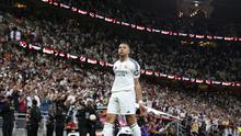 Penyerang Real Madrid, Kylian Mbappe, merayakan gol yang dicetaknya ke gawang Barcelona pada laga final Supercopa de Espana di King Abdullah Sports City Stadium, Jeddah, Arab Saudi, Senin (13/1/2025) dini hari WIB. Meski membawa Real Madrid unggul lebih dulu, Kylian Mbappe harus melihat timnya takluk 2-5 dari Barcelona dalam laga ini. (Haitham AL-SHUKAIRI / AFP)