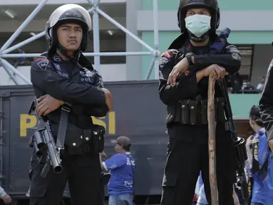 Petugas kepolisian berjaga di gerbang masuk Stadion GBLA, Jawa Barat, Minggu (23/9/2018). Pengamanan jelang laga Persib Bandung kontra Persija Jakarta diperketat. (Bola.com/M Iqbal Ichsan)
