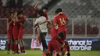 Para pemain Timnas Indesia U-16 melakukan selebrasi usai melawan China pada Kualifikasi Piala AFC U-16 2020 di SUGBK, Jakarta, Minggu (22/9). Kedua negara bermain imbang 0-0. (Bola.com/Vitalis Yogi Trisna)