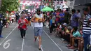 Seorang WNA ikut lomba 17-an di Jalan Jaksa, Jakarta, Rabu (17/8). Perlombaan ini digelar dalam rangka memperingati HUT RI ke-71. (Liputan6.com/Angga Yuniar)