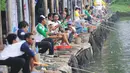Puluhan peserta Jurnalis Joran Indonesia menikmati kegiatan memancing saat perayaan HUT Jojoners ke-2 di Pemancingan Puspita, Jakarta Timur, Sabtu (23/16/2016). Kegiatan tersebut merupakan bentuk silahturahmi sesama jurnalis.(Dok.Jojoner)