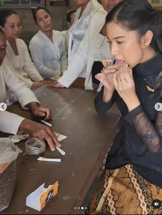 Ia disebut aktris paling cocok perankan Jeng Yah. Auranya dipuji sebagai gambaran tepat kecantikan wanita Indonesia. [Instagram.com/therealdisastr]