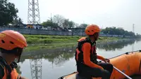 Nekat Terjun Ambil Kunci, Pemuda Hilang di Banjir Kanal Barat