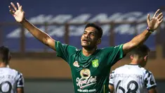 Selain di Timnas, Ricky Kambuaya juga berhasil tampil mengagumkan di BRI Liga 1 bersama Persebaya Surabaya. Pemain berusia 25 tahun tersebut berhasil mengemas tiga gol hingga pekan keenam ini. (Bola.com/Bagaskara Lazuardi)