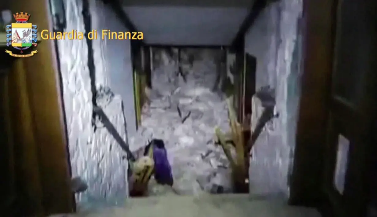 Suasana di dalam hotel Rigopiano setelah diterjang longsor salju, Farindola, Italia (19/1). Hotel bintang empat tersebut terkubur longsor salju, menyebabkan sekitar 30 orang hilang. (AFP Photo/vigili del Fuoco/Handout)