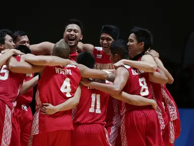 Pemain basket Indonesia bersorak usai mengalahkan Singapura di semifinal SEA Games ke-28 di OCBC Arena Singapore, Minggu (14/6/2015). Indonesia unggul 87-74 atas Singapura. (Liputan6.com/Helmi Fithriansyah)