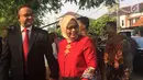 Gubernur DKI Jakarta Anies Baswedan dan istri hadiri pernikahan putri Presiden Jokowi, di Gedung Graha Saba Buana, Solo, Rabu (8/11). Menurut Anies, suasana pernikahan tersebut sama seperti pernikahan masyarakat pada umumnya. (Liputan6.com/Lizsa Egeham)