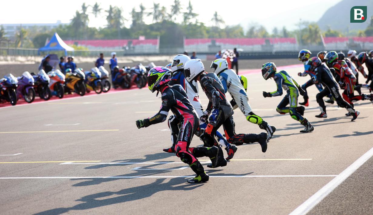 Sejumlah pembalap berlari kearah motor mereka masing-masing saat sesi latihan Shell bLU cRU Yamaha Endurance Festival yang berlangsung di Mandalika International Circuit, Lombok, Nusa Tenggara Barat, Sabtu (21/10/2023). (Bola.com/Ikhwan Yanuar)