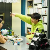 Adegan mabuk Lee Min Ho di Legend of the Blue Sea. (via Soompi)