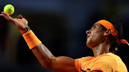 Petenis Spanyol, Rafael Nadal, melakukan servis ke arah petenis Jerman, Philipp Kohlschreiber, dalam turnamen tenis ATP Foro di roma, Italia, (10/5/2016). (AFP/Tiziana Fabi)