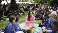 Kate Middleton berbicara dengan murid-murid dari sekolah yang mengambil bagian dalam Piknik Anak pertama di RHS Chelsea Flower Show, di Royal Hospital Chelsea, London, Senin (22/5/2023). (Jordan Pettitt/Pool via AP)