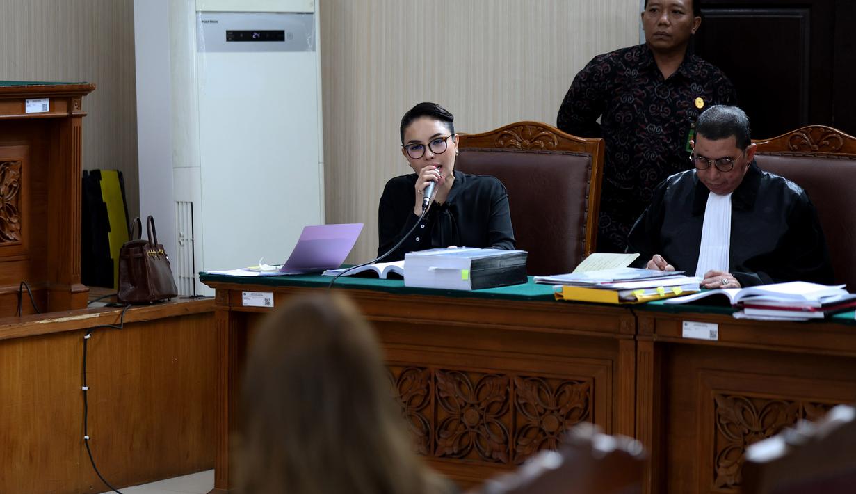 Salah satunya adalah Melvina Husyanti, owner Daviena Skincare, sementara tiga lainnya adalah saksi ahli. (Kapanlagi.com/Budy Santoso)