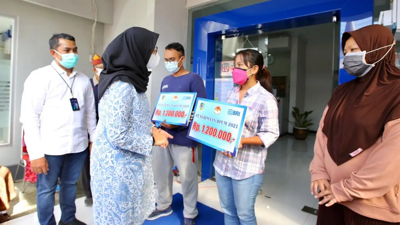 Pelaku usaha mikro di Banyuwangi dapat bantuan jutaan rupiah. (Dian Kurniawan/Liputan6.com)