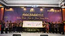 Jajaran Direksi Bank BTN, dengan Stakeholder dari Asosiasi Pengembang, Kementerian PUPR, Kementerian Keuangan, BP Tapera dan PT Sarana Multigriya Finansial (SMF) foto bersama usai membubuhkan cap telapak tangan pada acara Halal Bihalal Bank BTN di Jakarta, Rabu (11/5/2022). (Liputan6.com/HO/BTN)