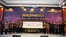 Jajaran Direksi Bank BTN, dengan Stakeholder dari Asosiasi Pengembang, Kementerian PUPR, Kementerian Keuangan, BP Tapera dan PT Sarana Multigriya Finansial (SMF) foto bersama usai membubuhkan cap telapak tangan pada acara Halal Bihalal Bank BTN di Jakarta, Rabu (11/5/2022). (Liputan6.com/HO/BTN)