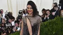 Kendall Jenner, hadir dengan balutan dress dan tatanan rambut yang sederhana. Namun Kendall berhasil mengeluarkan aura seksi dari tubuhnya  saat hadir di Met Gala 2017, Senin (1/5/2017). (AFP/Bintang.com)