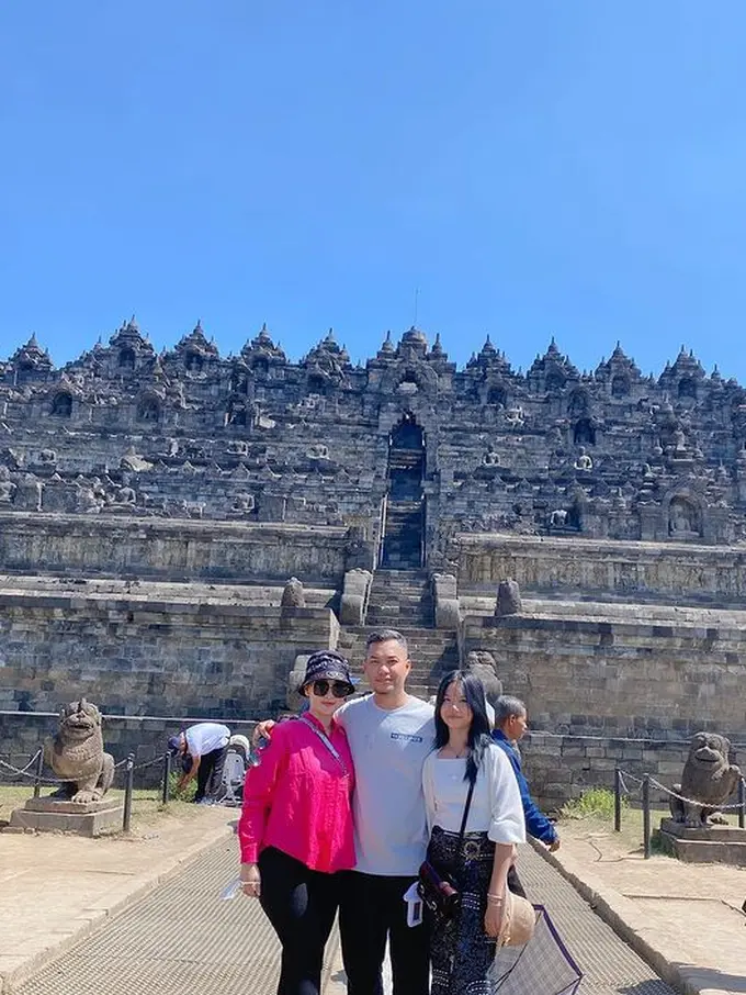 Zaskia Gotik dan anak-anak liburan di Borobudur (Instagram/zaskia_gotix)