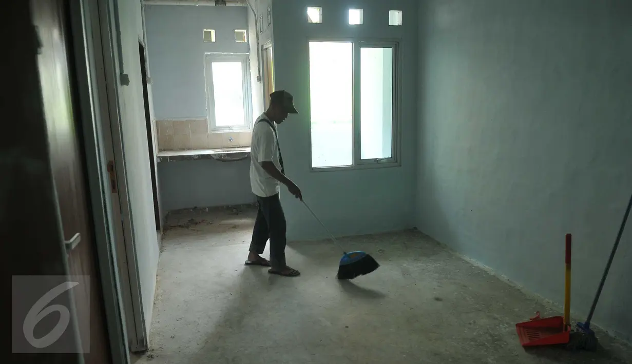 Seorang warga membersihkan kamar rusun di Rusun Marunda Cluster A Blok A11, Jakarta, Senin (22/2). Warga kalijodo kecamatan Penjaringan mendapatkan jatah Rusun Marunda dengan Fasilitas 3 bulan pertama gratis. (Liputan6.com/Gempur M Surya)