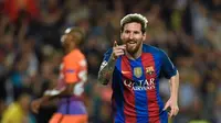 Striker Barcelona, Lionel Messi, merayakan gol ke gawang Manchester City pada laga Liga Champions di Camp Nou, Barcelona, Rabu (19/10/2016). (AFP/Lluis Gene)