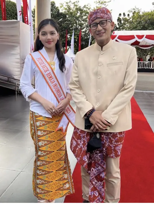 Saat upacara HUT RI ke 78, Raihana diundang ke istana negara. Ia mengenakan kebaya putih dipadukan bros dan kain batik warna kuning kunyit. [@raihana_zemma]