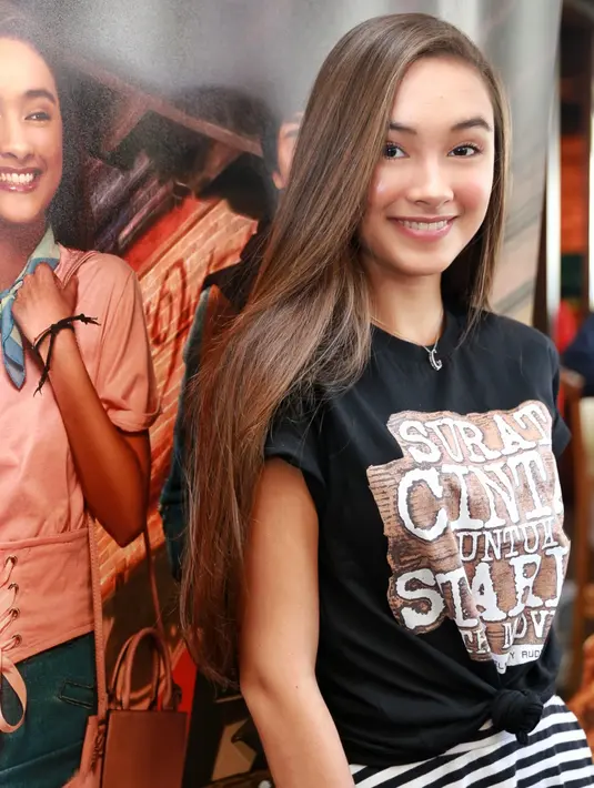 "'Kalau misalnya nangis itu kamu jangan nangis aja, matanya harus main juga'. Jadi aku benar-benar diajarin termasuk small things seperti ini," kata Caitlin Halderman. (Adrian Putra/Bintang.com)