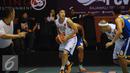 Pebasket Pelita Jaya, Ramli Hendru (kedua kiri) berusaha menguasai bola saat laga melawan Bimasakti di Indonesia Basketball League 2015-2016, Jakarta, Rabu (13/1/2016). Pelita Jaya unggul 86-36. (Liputan6.com/Helmi Fithriansyah)