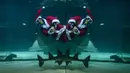 Penyelam berpakaian Sinterklas bermain bersama ikan saat tampil dalam pertunjukan bawah laut bertema Natal di Akuarium COEX, Seoul, Korea Selatan, Jumat (7/12). (Ed JONES/AFP)