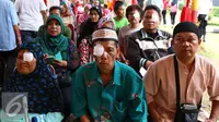 Sejumlah pasien usai menjalani operasi katarak di RS Bhayangkara Brimob, Depok, Jawa Barat, Sabtu (9/1/2016). Rayakan HUT ke-21, Indosiar gelar acara pengobatan gratis dan operasi katarak di 21 titik. (Liputan6.com/Yoppy Renato)