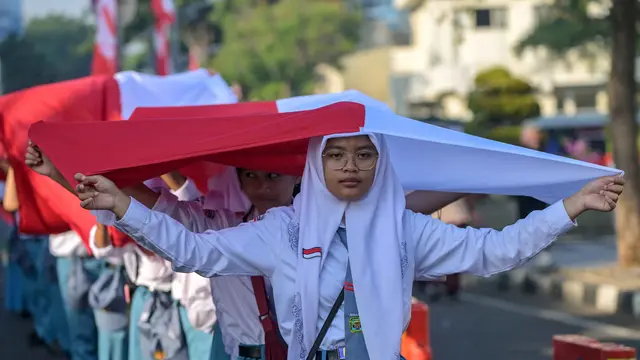 Turun ke Jalan, Cara Pelajar di Kota Surabaya Meriahkan Peringatan HUT Ke-80 Republik Indonesia